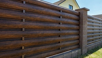 Забор из штакетника горизонтального положения